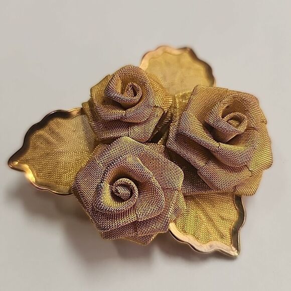 Vintage Triple Rose Leaves Mesh Gold Tone Brooch Pin - Picture 2 of 5